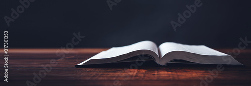 Fotografía open book on wooden desk background