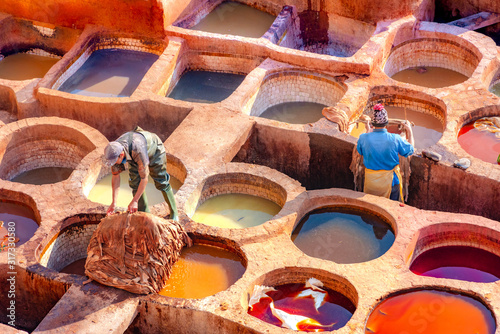 Fotografía Leather dying in a traditional tannery in the city Fes, Morocco