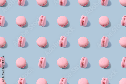 Fotomural Sweet colorful macarons isolated on blue