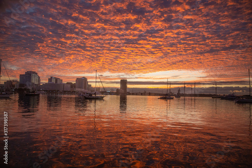 Fotografía Sunrise skyline and waterway of Norfolk, Virginia. United States
