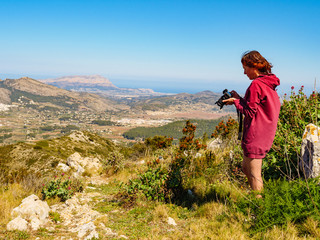 Canvas Print - Woman take photo in mountains