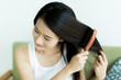 © japolia - 若い女性　ヘアケア