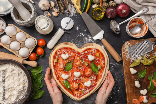 Fotografía woman preparing a festive dinner for two in honor of Valentine's Day classic Ita