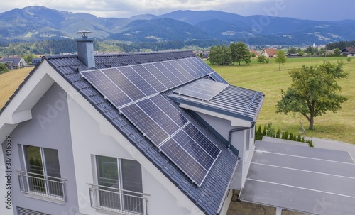 Fotomural High angle shot of a private house situated in a valley with solar panels on the
