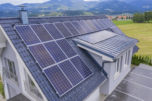 Fotomural High angle shot of a private house situated in a valley with solar panels on the