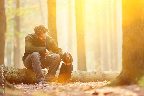 Fotomural Förster im Wald mit Bracke Hund