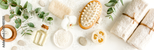 Obraz Dibond Koncepcja spa z olejkiem eukaliptusowym i ekstraktem z liści eukaliptusa naturalne / organiczne produkty kosmetyczne spa, przyjazne dla środowiska akcesoria łazienkowe. Skincare pojęcie na białym tle. Kompozycja płasko świecąca