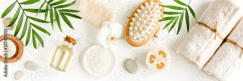 Mata magnetyczna Tło Spa. Naturalne / organiczne kosmetyki spa, ekologiczne akcesoria łazienkowe, liście eukaliptusa. Skincare pojęcie na białym tle. Leżał płasko, widok z góry