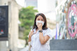 © zasabe - Woman wearing face mask protect filter against air pollution (PM2.5) or wear N95 mask. protect pollution, anti smog and viruses, Air pollution caused health problem. environmental pollution concept.