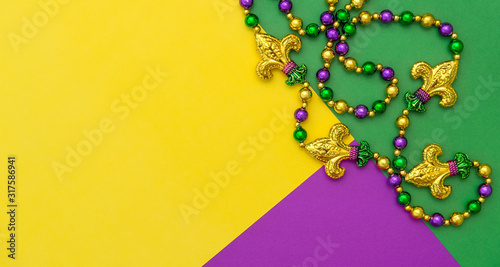 Fotografía Mardi gras carnival decoration beads yellow green purple background