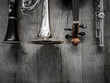 Klarinette, Violine, Trompete und Flöte auf einem Holztisch