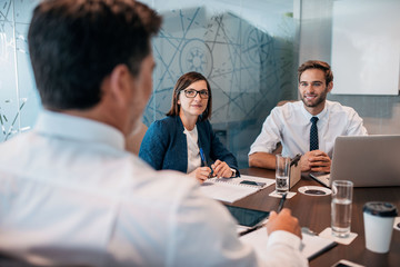 Wall Mural - Exchanging business ideas in the meeting