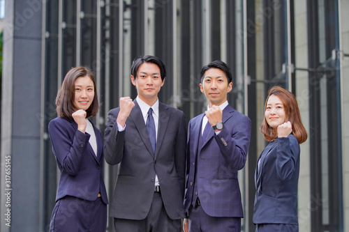 ビジネスシーン 4人のチーム ガッツポーズ Photo Stock Adobe Stock
