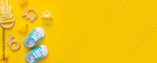 Cuadros en Lienzo Accessories for newborns on a yellow background. Selective focus.
