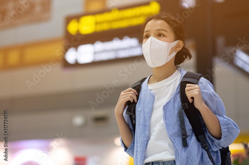 Fotografía Asian travelers girl with medical face mask to protection the coronavirus in air