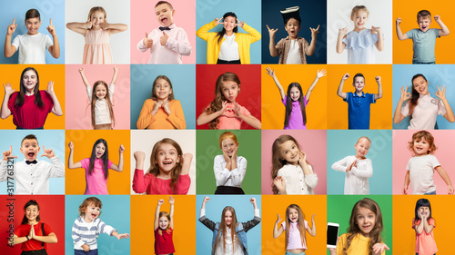 Cuadros en Lienzo Portrait of happy caucasian kids on multicolored background