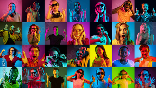 Obraz Dibond Portret wieloetniczna grupa na stubarwnym tle w neonowym świetle. Ulotka, kolaż wykonany z 16 modeli. Pojęcie emocji, wyrazu twarzy, sprzedaż, reklama. Świętując, wskazując, uśmiechając się.