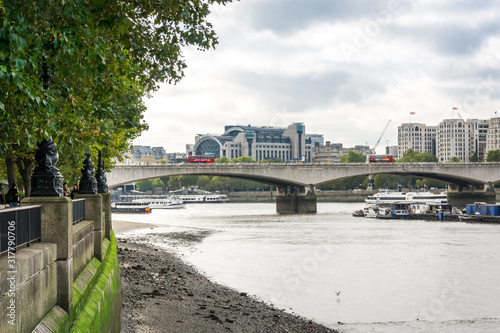 Fotomural Day time London Waterloo Bridge, Charing Cross railway station, footwalk embankment, car traffic