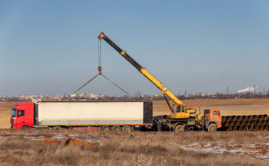 Loading of large-diameter steel pipes in the steppe using a truck crane