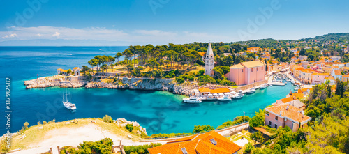 Fotografía Scenic view of the blue lagoon village Veli Losinj on sunny day