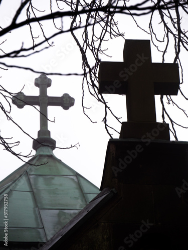 Cuadros en Lienzo Silhouette of the dark cross on the roof of the church with other cross in background on a foggy autumn morning