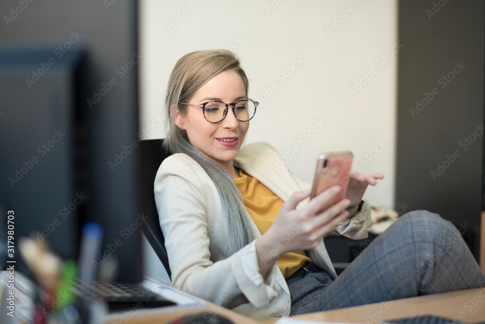Beauty woman working happy at office, phone distraction - obrazy, fototapety, plakaty 