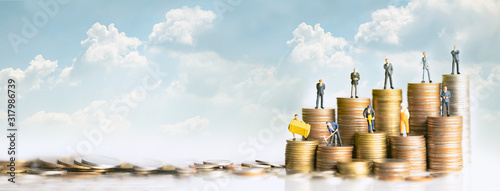 Cuadros en Lienzo Miniature people standing on stack of coins