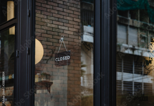 Fotomural closed sign hanging outside a restaurant, store, office or other