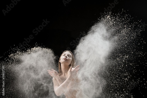 Fotomural Sensual young female artist performing on stage