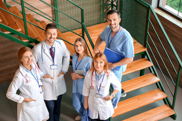 Canvas Print - Team of doctors in hall of clinic