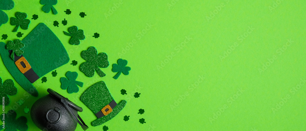 St Patrick's Day banner design. Irish elf hats, pot of gold and shamrock leaf clovers on green background with copy space. Happy Saint Patricks Day concept - obrazy, fototapety, plakaty 