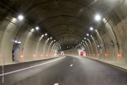 Dekoracja na wymiar  tunel-samochodowy-w-gorach-w-polnocnym-izraelu