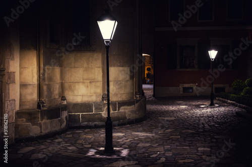 Fotografía illuminated street at night. Old european city