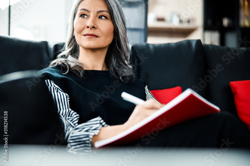 Fotografía Inspired businesswoman looking away with smile stock photo