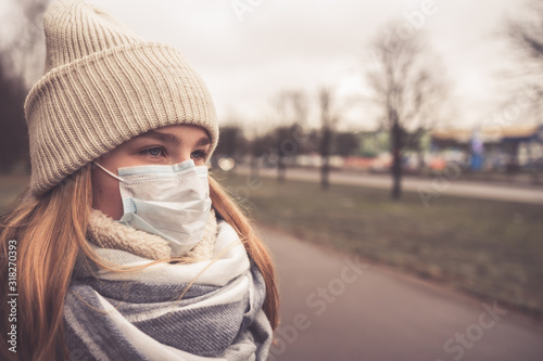 Fotomural MERS-CoV Chinese infection Corona Virus masked girl on the background of the cit