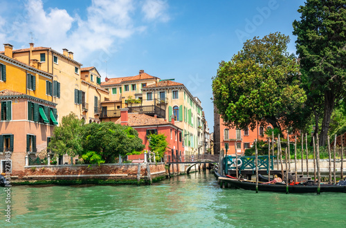 venice-italy-view-of-venice-from-the-grand-canal-venetian-old-colorful-buildings-against-blue-sky-and-white-clouds-jetty-boat-trip-through-the-canals-of-venice-vacation-in-europe-concept