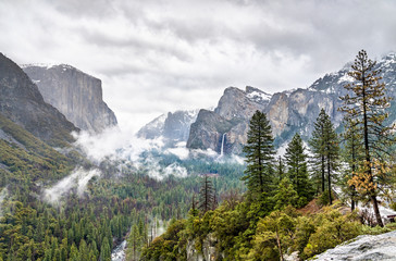 Canvas Print - Iconic view of Yosemite Valley in California