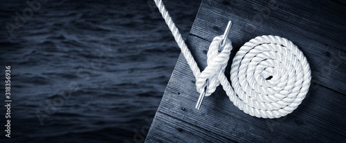 Cuadros en Lienzo Boat Rope Secured To Cleat On Wooden Dock With Dark Water Below