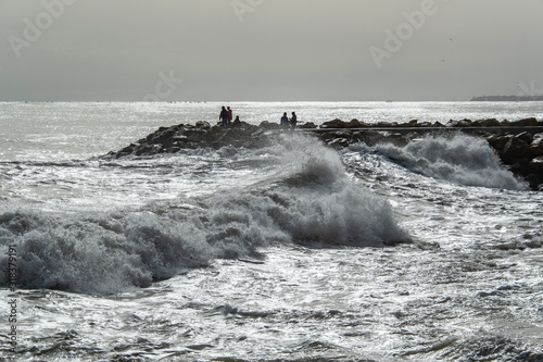 Photographie People looking at stormy sea