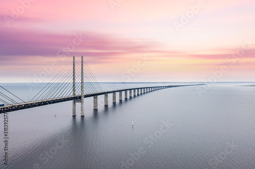 Fototapeta na szkło Most Oresund między Kopenhagą w Danii a Malmo w Szwecji o zachodzie słońca w wieczór maja