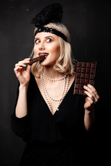 Poster - Beautiful blonde woman in twenties years clothes with chocolate slice