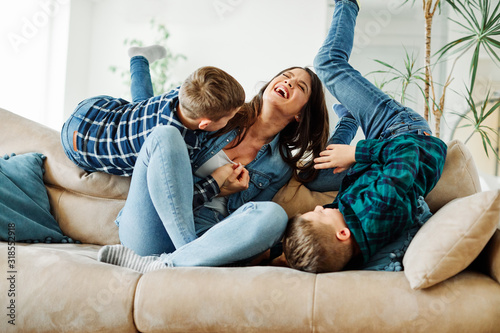 Fotografía child son mother family happy playing kid childhood