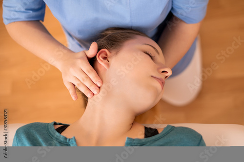 Fotografía Female physiotherapist or a chiropractor adjusting patients neck