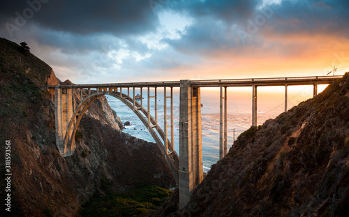 Fototapeta na drzwi i meble Bixby most wzdłuż autostrady 1 przy zmierzchem, Big Sur, Kalifornia, usa