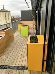 Colourfully designed roof terrace in Vienna with yellow and green furniture