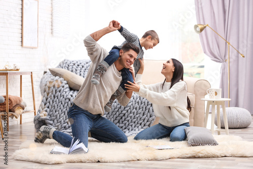 Fotografía Happy family with little son having fun at home. Winter vacation
