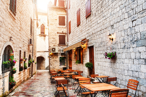 Fotografía Cafe on the street in Old Town in Kotor, Montenegro