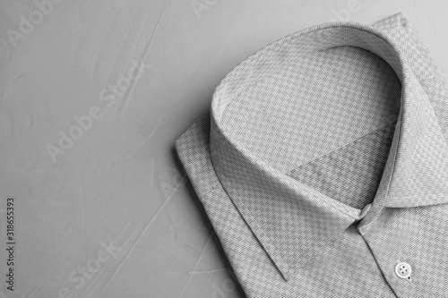 Fotografía Male stylish grey shirt on light background, top view