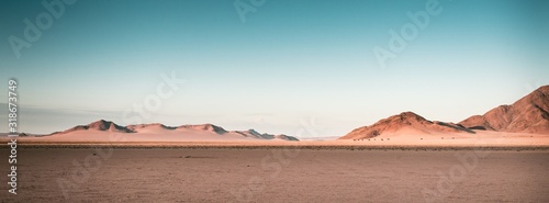 Fotografía Breathtaking panoramic shot of desert plains in Namibia Africa with hills in the