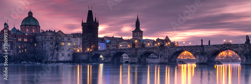 Fotomural VIEW OF BRIDGE OVER RIVER IN CITY